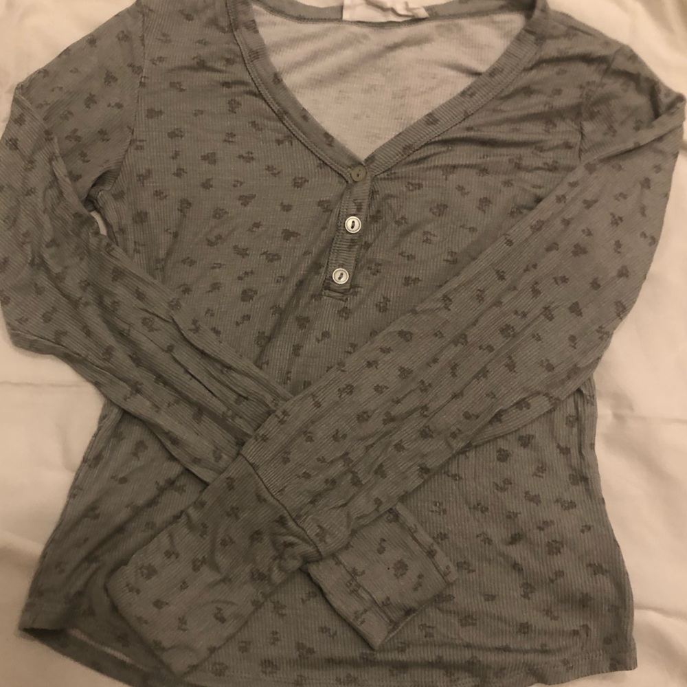 Green floral long sleeve Henley in good condition